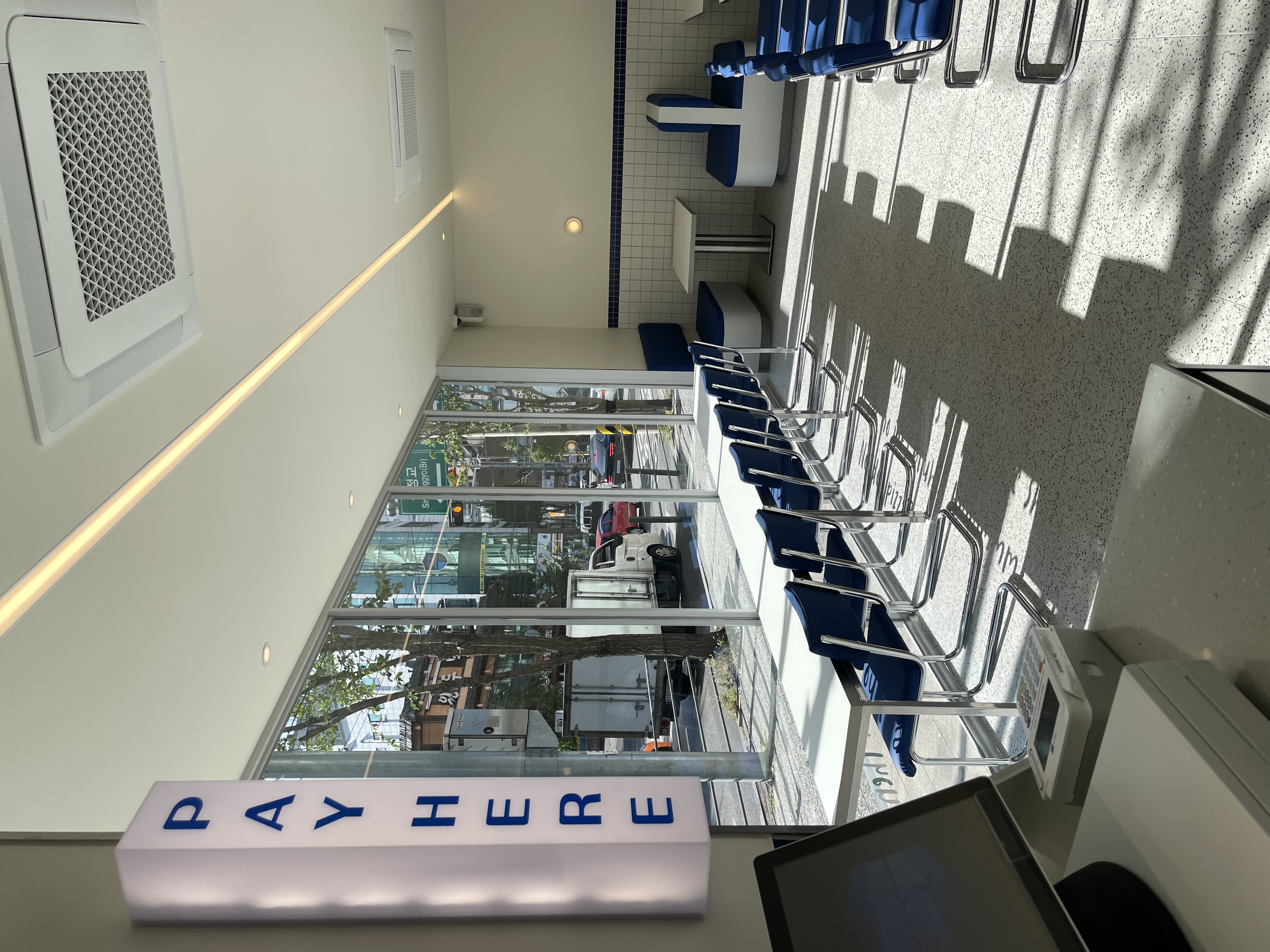 노아이디어피자 매장 좌석 - 힙한 분위기의 테이블