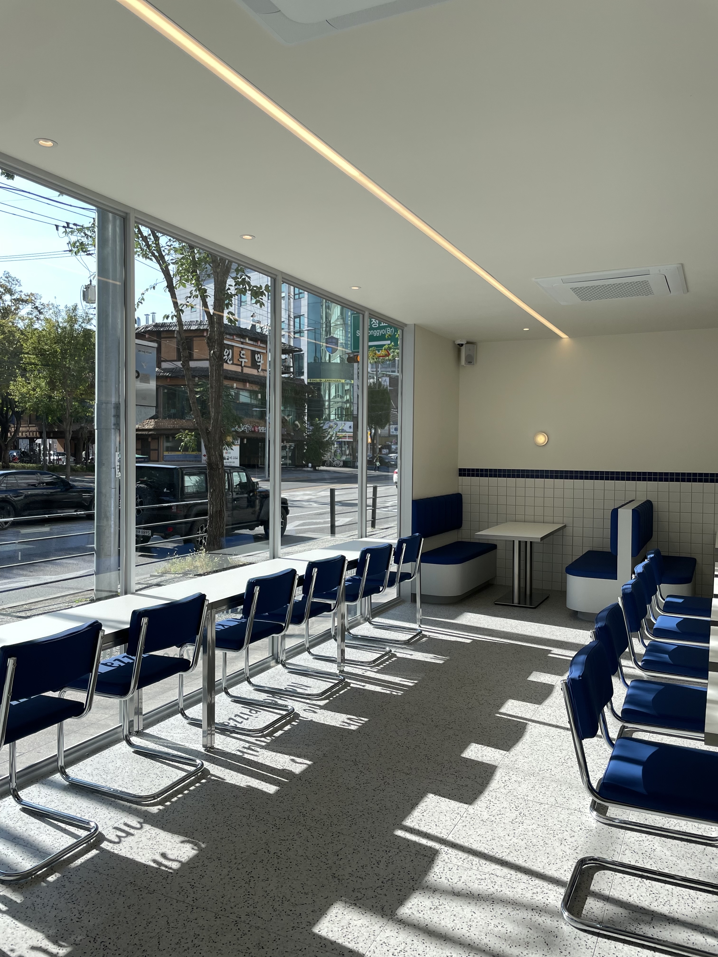 노아이디어피자 매장 조명과 인테리어